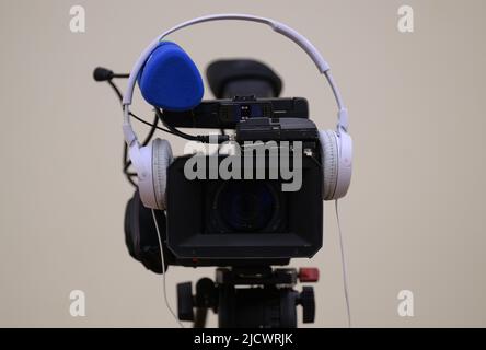 Radebeul, Allemagne. 14th juin 2022. Une caméra vidéo d'une station de télévision se tient sur un trépied dans un hôtel avant le début de la réunion budgétaire du cabinet de Saxe sur le double budget. Crédit : Robert Michael/dpa/Alay Live News Banque D'Images