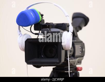 Radebeul, Allemagne. 14th juin 2022. Une caméra vidéo d'une station de télévision se tient sur un trépied dans un hôtel avant le début de la réunion budgétaire du cabinet de Saxe sur le double budget. Crédit : Robert Michael/dpa/Alay Live News Banque D'Images