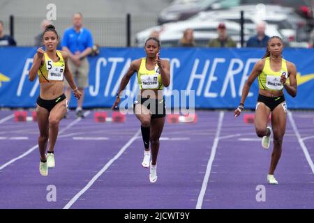 Shawnti Jackson de Wakefield (NC), au centre, bat Autumn Wilson de Dominic Savio Catholic (TX), à gauche, et Camryn Dickson de Clear Bro0ok (TX) pour remporter le 100m féminin en 11,35 lors du Brooks PR Invitational High School track meeting, mercredi 15 juin 2022, à Seattle. Jackson est la fille de Bershawn Jackson (non représenté). Banque D'Images