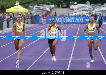Shawnti Jackson de Wakefield (NC), au centre, bat Autumn Wilson de Dominic Savio Catholic (TX), à gauche, et Camryn Dickson de Clear Bro0ok (TX) pour remporter le 100m féminin en 11,35 lors du Brooks PR Invitational High School track meeting, mercredi 15 juin 2022, à Seattle. Jackson est la fille de Bershawn Jackson (non représenté). Banque D'Images