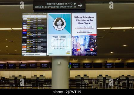 Auckland Nouvelle-Zélande - 13 juin 2022 : affichage des informations sur les vols carte de service dans l'aéroport fournissant les arrivées et les heures de départ des vols avec désordre covid Banque D'Images