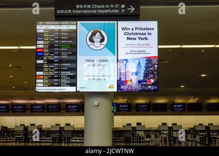 Auckland Nouvelle-Zélande - 13 juin 2022 : affichage des informations sur les vols carte de service dans l'aéroport fournissant les arrivées et les heures de départ des vols avec désordre covid Banque D'Images