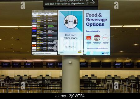 Auckland Nouvelle-Zélande - 13 juin 2022 : affichage des informations sur les vols carte de service dans l'aéroport fournissant les arrivées et les heures de départ des vols avec désordre covid Banque D'Images