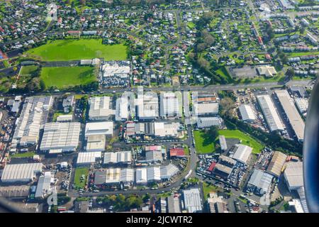 Les toits de la zone industrielle et résidentielle bordant dans le sud d'Auckland., Nouvelle-Zélande. Banque D'Images