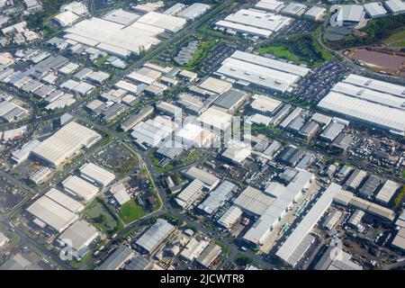 Les toits de la zone industrielle et résidentielle bordant dans le sud d'Auckland., Nouvelle-Zélande. Banque D'Images