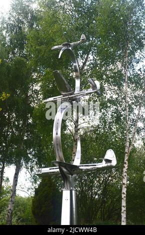 Sculpture de 3 Gliders de « Operation Deadstick » sur le Pegasus Bridge Flight Memorial à l'arboretum National Memorial, Staffordshire, Angleterre. Banque D'Images