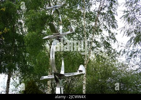 Sculpture de 3 Gliders de « Operation Deadstick » sur le Pegasus Bridge Flight Memorial à l'arboretum National Memorial, Staffordshire, Angleterre. Banque D'Images