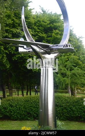 Sculpture de 3 Gliders de « Operation Deadstick » sur le Pegasus Bridge Flight Memorial à l'arboretum National Memorial, Staffordshire, Angleterre. Banque D'Images