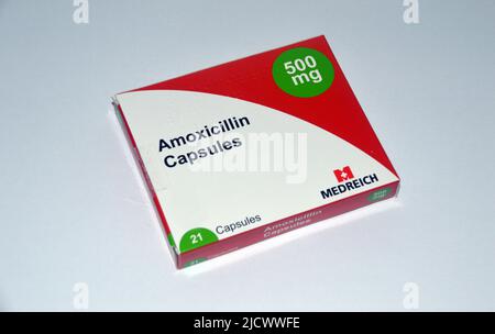 Une boîte de 21, jaune et Bourgogne 500mg pénicilline/antibiotique Amoxicillin Capsules fabriqués par Medreich prescrit pour une infection bactérienne, Angleterre, Royaume-Uni. Banque D'Images