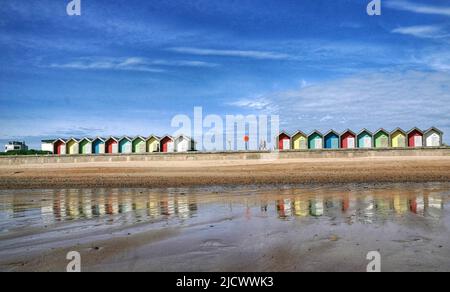 Les gens qui marchent au soleil à Blyth Beach dans Northumberland, sur ce qui est prévu pour être le jour le plus chaud de l'année jusqu'à présent. Date de la photo: Jeudi 16 juin 2022. Banque D'Images