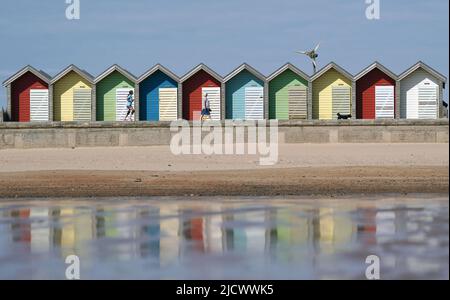 Les gens qui marchent au soleil à Blyth Beach dans Northumberland, sur ce qui est prévu pour être le jour le plus chaud de l'année jusqu'à présent. Date de la photo: Jeudi 16 juin 2022. Banque D'Images