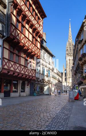 QUIMPER, FRANCE - 5 SEPTEMBRE 2019 : c'est la rue centrale médiévale de Kereon avec des maisons anciennes à colombages. Banque D'Images