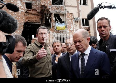 16 juin 2022, Ukraine, Irpin : Oleksiy Chernyshov (2nd de gauche), envoyé spécial du président ukrainien Selenskyj pour une perspective d'adhésion à l'UE, marche avec Emmanuel Macron (à l'arrière), le président de la France, Mario Draghi (3rd de droite), le premier ministre de l'Italie, le chancelier allemand OLAF Scholz (2nd de droite, SPD) a détruit des bâtiments à Irpin, dans le Grand Kiev. Le chancelier allemand Scholz, le président français Macron et le Premier ministre italien Draghi sont arrivés jeudi matin à Kiev, la capitale ukrainienne. Là-bas, ils veulent discuter avec le président ukrainien Selenskyj d'un soutien supplémentaire au pays Banque D'Images