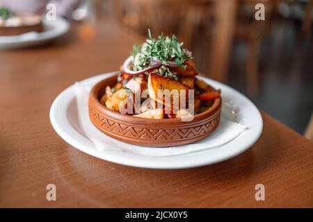 Gros plan sur le plat national géorgien ojahuri avec de la viande au café Banque D'Images