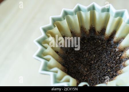 Café moulu dans un égouttoir à café pour faire verser sur le café Banque D'Images