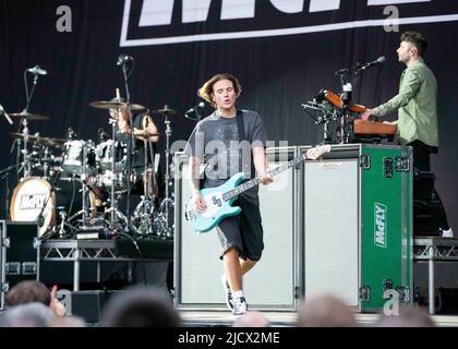 Londres, Royaume-Uni, mercredi 15th juin 2022 Dougie Poynter de McFly se produit en direct sur scène dans le cadre du Hampton court Palace Festival, Hampton court, East Molesey. Credit: DavidJensen / Empics Entertainment / Alamy Live News Banque D'Images