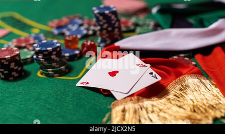Jetons de poker, drapeau des Émirats arabes Unis sur la table de blackjack Banque D'Images
