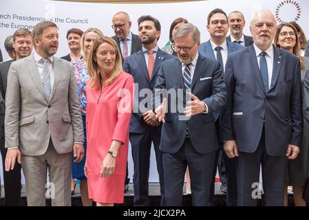 Prague, République tchèque. 16th juin 2022. (G-D) le ministre tchèque de l'intérieur vit Rakusan, la présidente du Parlement européen Roberta Metsola, le premier ministre tchèque Petr Fiala et le député européen Jan Olbrycht posent pour une photo de famille à Prague. Visite officielle de la Présidente du Parlement européen Roberta Metsola à Prague est le premier événement sous la présidence tchèque du Conseil de l'Union européenne en 2022. Les principaux thèmes abordés au cours de la visite ont été les priorités de la présidence tchèque du Conseil de l'Union européenne. Crédit : SOPA Images Limited/Alamy Live News Banque D'Images