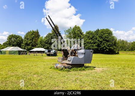 Armes anti-aériennes super lourdes dans le musée en plein air. Ketrzyn, Pologne, 11 juin 2022 Banque D'Images