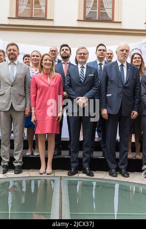 (G-D) le ministre tchèque de l'intérieur vit Rakusan, la présidente du Parlement européen Roberta Metsola, le premier ministre tchèque Petr Fiala et le député européen Jan Olbrycht posent pour une photo de famille à Prague. Visite officielle de la Présidente du Parlement européen Roberta Metsola à Prague est le premier événement sous la présidence tchèque du Conseil de l'Union européenne en 2022. Les principaux thèmes abordés au cours de la visite ont été les priorités de la présidence tchèque du Conseil de l'Union européenne. (Photo de Tomas Tkacik/SOPA Images/Sipa USA) Banque D'Images