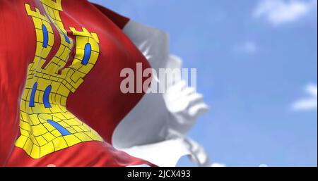 Le drapeau Castilla la Mancha agité dans le vent par temps clair. Castilla–la Mancha, ou Castille la Mancha, est une communauté autonome d'Espagne Banque D'Images