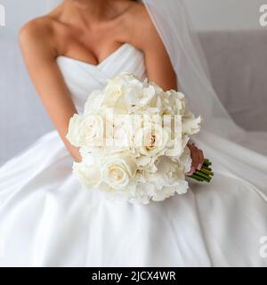Aujourd'hui est le jour du mariage! Mariée avec bouquet de roses jaune clair Banque D'Images