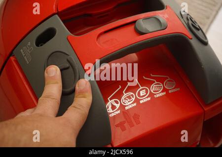 Homme qui appuie sur le bouton d'alimentation de l'aspirateur en vue rapprochée Banque D'Images