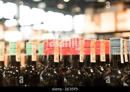 Lviv, Ukraine - 20 février 2022 : magasin Bad Boy, sélection de bouteilles avec alcool au magasin de spiritueux comme arrière-plan, foyer sélectif Banque D'Images