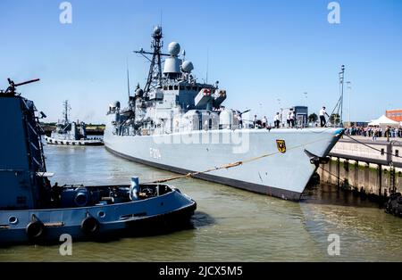 Wilhelmshaven, Allemagne. 16th juin 2022. La frégate 'Lübeck', accompagnée d'un remorqueur, entre dans le port à la base navale. Après 32 ans de service, le navire est revenu d'un déploiement pour la dernière fois. L'équipage du navire de guerre s'est dirigé vers le port d'origine de Wilhelmshaven après un déploiement de cinq mois en Méditerranée. Credit: Hauke-Christian Dittrich/dpa/Alay Live News Banque D'Images