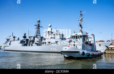 Wilhelmshaven, Allemagne. 16th juin 2022. La frégate 'Lübeck', accompagnée d'un remorqueur, entre dans le port à la base navale. Après 32 ans de service, le navire est revenu d'un déploiement pour la dernière fois. L'équipage du navire de guerre s'est dirigé vers le port d'origine de Wilhelmshaven après un déploiement de cinq mois en Méditerranée. Credit: Hauke-Christian Dittrich/dpa/Alay Live News Banque D'Images