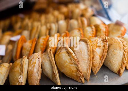 des empanadas fraîchement cuites avec différentes garnitures à vendre Banque D'Images