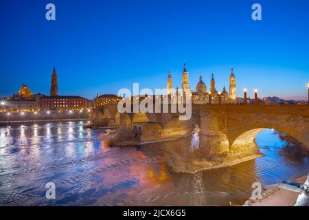 Vue sur la basilique notre-Dame du pilier et l'Èbre, Saragosse, Aragon, Espagne, Europe Banque D'Images