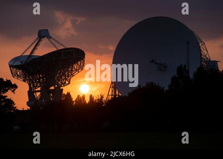 Le télescope Mark II et le télescope Lovell Mark I Giant radio Telescope au coucher du soleil, Observatoire de la banque Jodrell, Cheshire, Angleterre, Royaume-Uni, Europe Banque D'Images