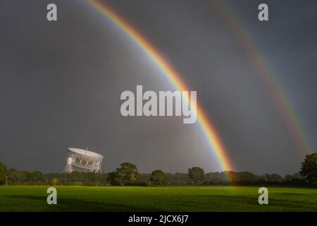 Double arc-en-ciel au-dessus du télescope radiophonique Jodrell Bank Lovell, près de Goostrey, Cheshire, Angleterre, Royaume-Uni, Europe Banque D'Images