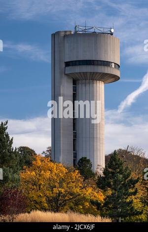 La tour de l'installation de structure nucléaire (NSF) au laboratoire Sci-Tech Daresbury en automne, Daresbury, Cheshire, Angleterre, Royaume-Uni, Europe Banque D'Images