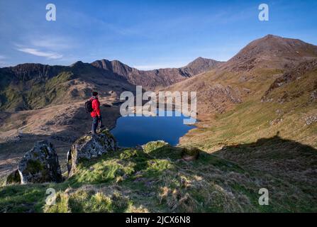 Walker, qui donne sur le MCG Dyli et Llyn Llydaw jusqu'à Snowdon et le Snowdon Horseshoe, parc national de Snowdonia, pays de Galles du Nord, Royaume-Uni, Europe Banque D'Images