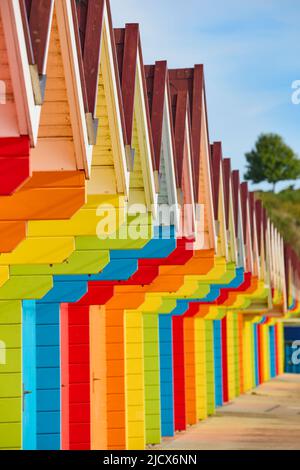 Cabanes de plage sur la plage de North Bay, Scarborough, Yorkshire, Angleterre, Royaume-Uni, Europe Banque D'Images