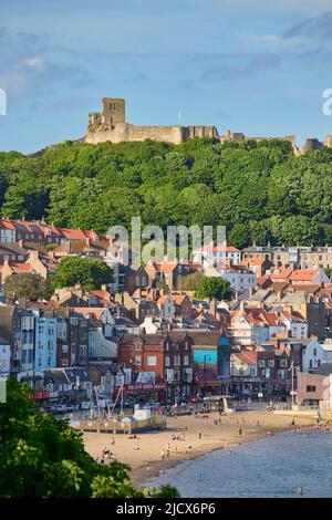 Vue de South Bay en direction du château de Scarborough, Scarborough, Yorkshire, Angleterre, Royaume-Uni, Europe Banque D'Images