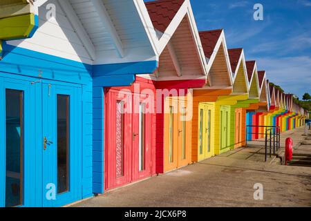 Cabanes de plage sur la plage de North Bay, Scarborough, Yorkshire, Angleterre, Royaume-Uni, Europe Banque D'Images