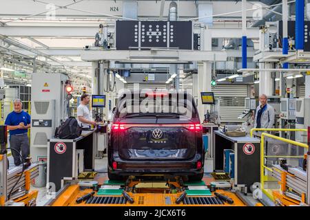 Hanovre, Allemagne. 16th juin 2022. Un ID. Buzz se tient pendant une visite de l'usine de la production de l'ID. Buzz dans le contrôle de la qualité à l'usine de véhicules commerciaux Volkswagen à Hanovre. Le Bulli ID entièrement électrique. Buzz est fabriqué à Hanovre. Crédit : OLE Spata/dpa/Alay Live News Banque D'Images