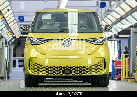 Hanovre, Allemagne. 16th juin 2022. Un ID. Buzz se tient pendant une visite de l'usine de la production de l'ID. Buzz dans le contrôle de la qualité à l'usine de véhicules commerciaux Volkswagen à Hanovre. Le Bulli ID entièrement électrique. Buzz est fabriqué à Hanovre. Crédit : OLE Spata/dpa/Alay Live News Banque D'Images