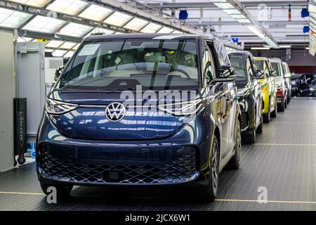 Hanovre, Allemagne. 16th juin 2022. Un ID. Buzz se tient pendant une visite de l'usine de la production de l'ID. Buzz dans le contrôle de la qualité à l'usine de véhicules commerciaux Volkswagen à Hanovre. Le Bulli ID entièrement électrique. Buzz est fabriqué à Hanovre. Crédit : OLE Spata/dpa/Alay Live News Banque D'Images