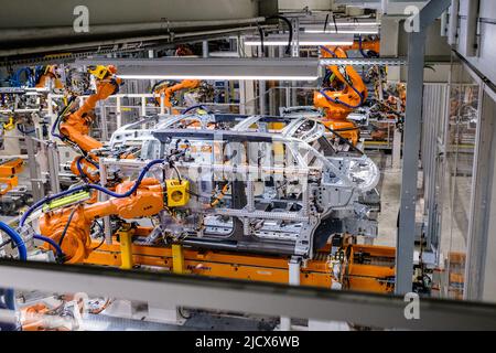 Hanovre, Allemagne. 16th juin 2022. Les robots définissent le corps d'un ID. Buzz lors d'une visite de l'usine pour la production de l'ID. Buzz à l'usine de véhicules commerciaux Volkswagen à Hanovre. Le Bulli ID entièrement électrique. Buzz est fabriqué à Hanovre. Crédit : OLE Spata/dpa/Alay Live News Banque D'Images