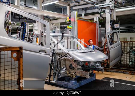 Hanovre, Allemagne. 16th juin 2022. Un employé travaille pendant une visite de l'usine de la production de l'ID. Buzz à l'usine de véhicules commerciaux Volkswagen à Hanovre, en Allemagne, sur la pièce d'identité. Production Buzz. Le Bulli ID entièrement électrique. Buzz est fabriqué à Hanovre. Crédit : OLE Spata/dpa/Alay Live News Banque D'Images