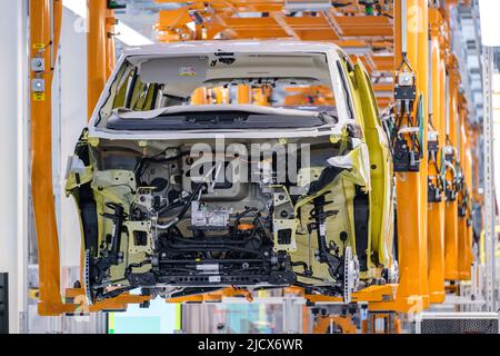 Hanovre, Allemagne. 16th juin 2022. Corps d'un ID. Buzz se bloque lors d'une visite de l'usine de la production de l'ID. Buzz à l'usine de véhicules commerciaux Volkswagen à Hanovre. Le Bulli ID entièrement électrique. Buzz est fabriqué à Hanovre. Crédit : OLE Spata/dpa/Alay Live News Banque D'Images