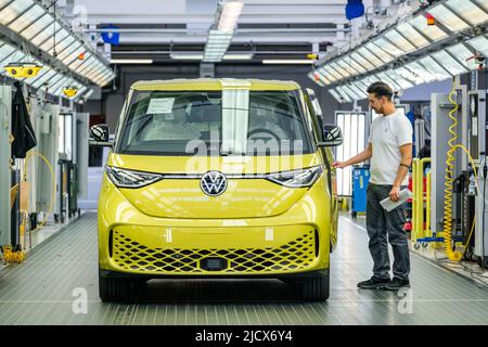 Hanovre, Allemagne. 16th juin 2022. Un ID. Buzz se tient pendant une visite de l'usine de la production de l'ID. Buzz dans le contrôle de la qualité à l'usine de véhicules commerciaux Volkswagen à Hanovre. Le Bulli ID entièrement électrique. Buzz est fabriqué à Hanovre. Crédit : OLE Spata/dpa/Alay Live News Banque D'Images