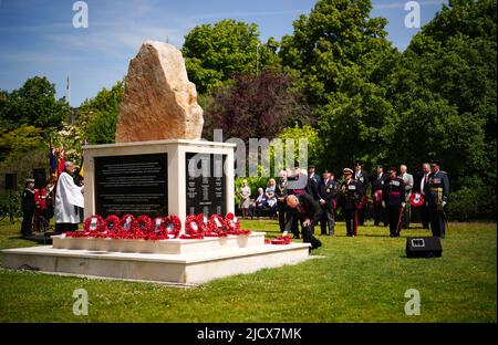 Des couronnes sont déposées lors d'une cérémonie au Welsh National Falklands Memorial à Cardiff pour marquer le 40th anniversaire de la guerre des Falklands. Date de la photo: Jeudi 16 juin 2022. Banque D'Images