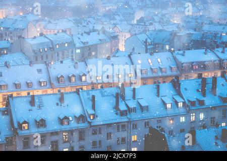 Neige tombant au crépuscule sur les maisons traditionnelles de la vieille ville, Francfort-sur-le-main, Hesse, Allemagne Europe Banque D'Images