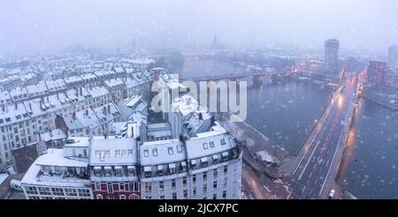 Vue aérienne des maisons traditionnelles et des ponts le long de la rivière main pendant une tempête de neige en hiver, Francfort, Hesse, Allemagne Europe Banque D'Images