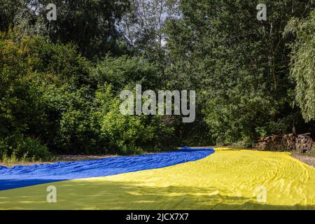 Kiev, Ukraine. 15th juin 2022. Les activistes ont défait un grand drapeau ukrainien dans le parc de Kiev. Crédit : SOPA Images Limited/Alamy Live News Banque D'Images